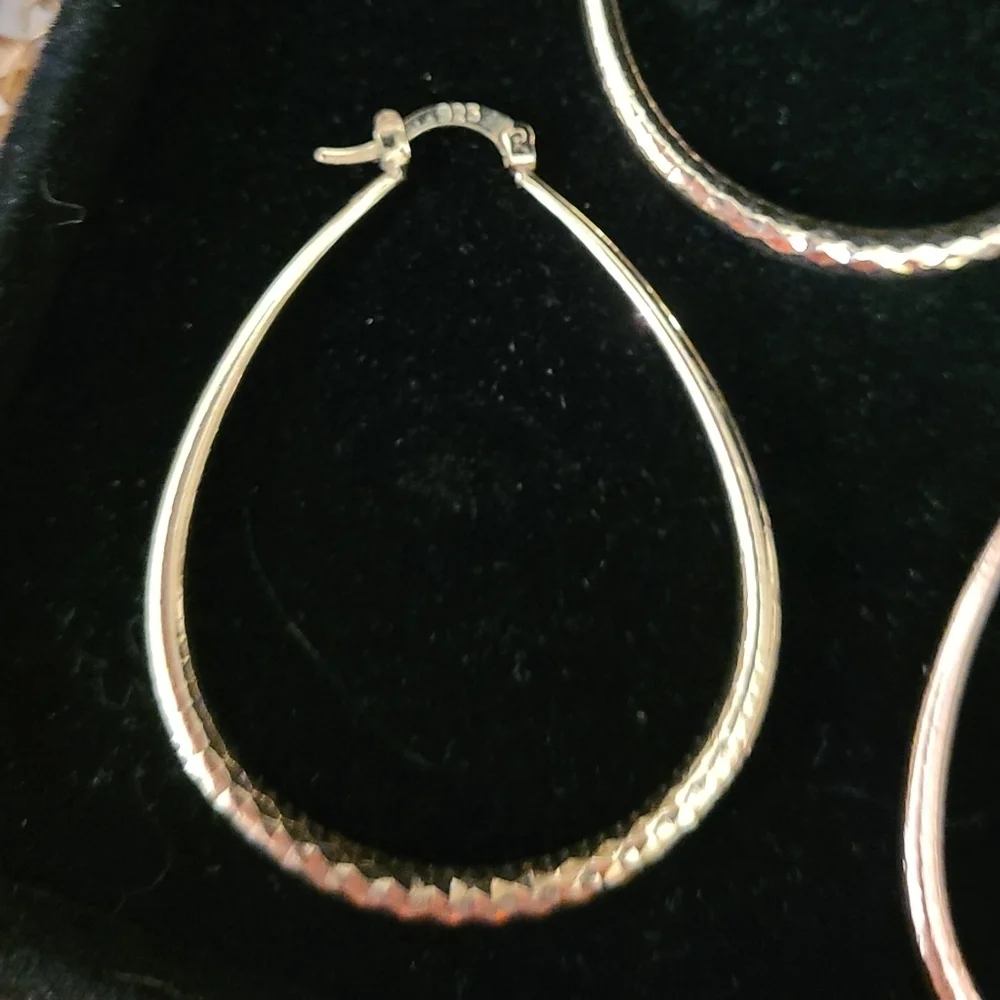 Redvelvetrebel earrings set
